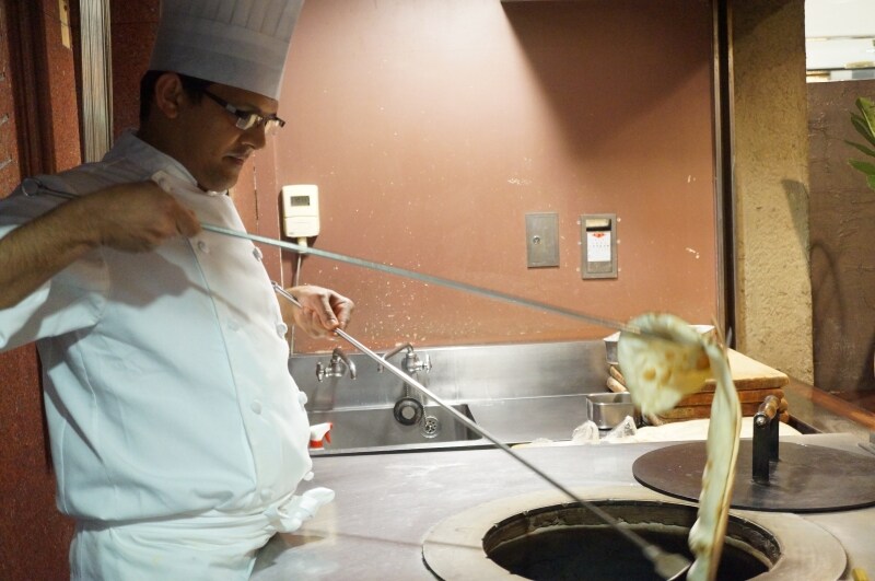 ナンを作っているところです【3】