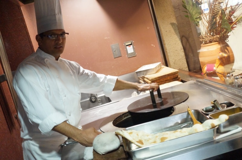 ナンを作っているところです【2】