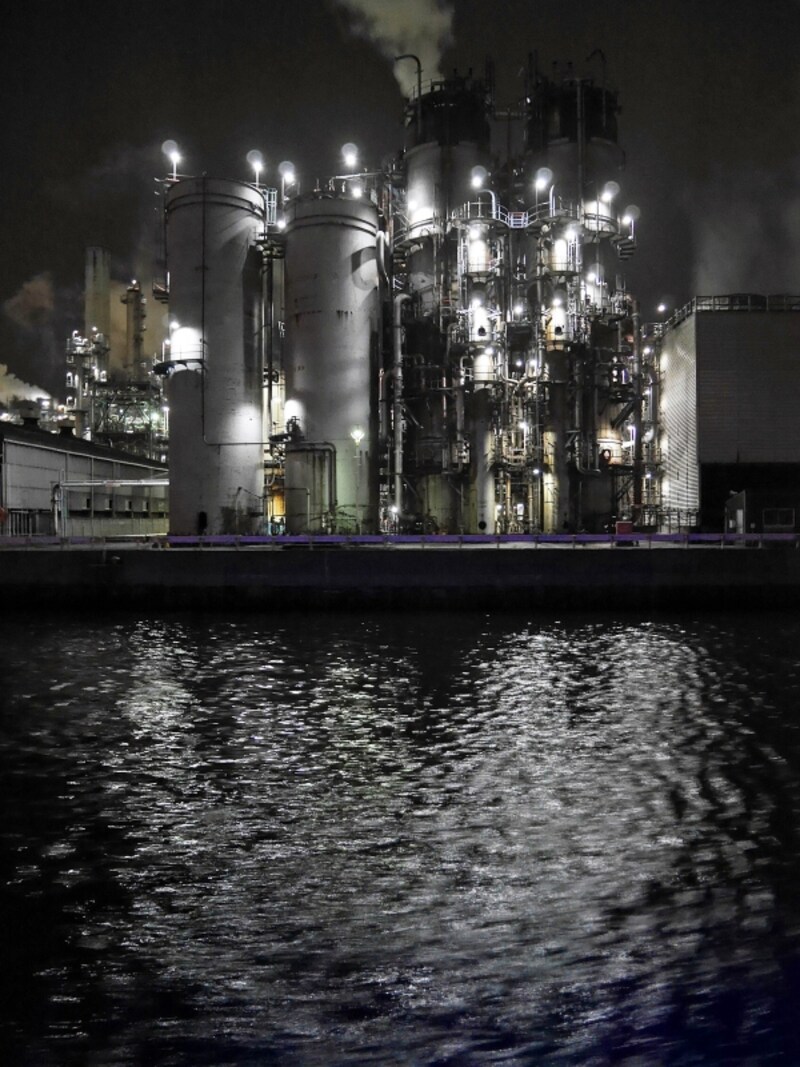 海上からは遮るものがなく、工場夜景を間近に眺めることができます。迫力満点！（2017年6月1日撮影）