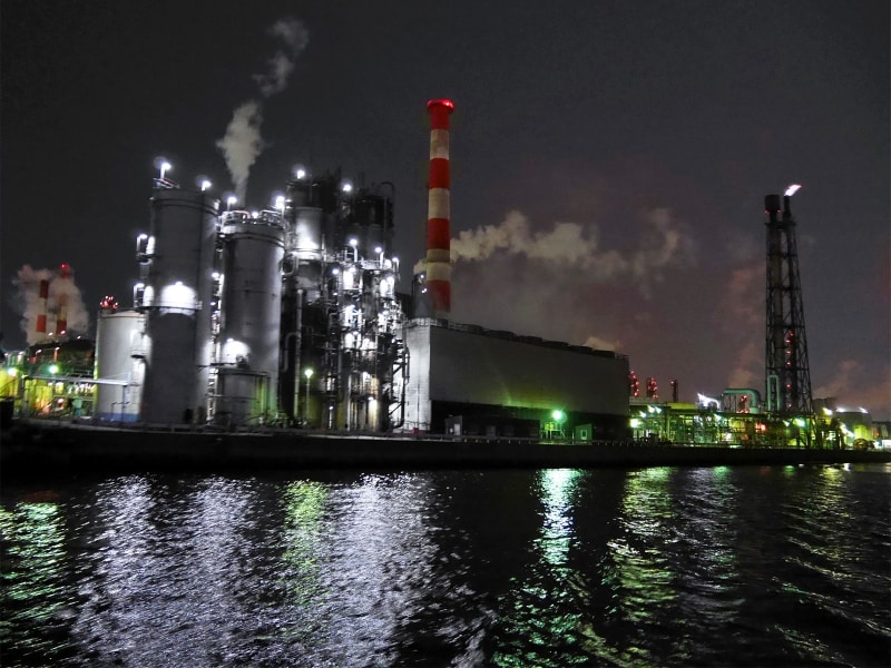 炎が噴きだす「フレアスタック」（右）も見どころのひとつ。気温や湿度によって大きさが変化するそう。この日は湿度が高めだったので、炎は小さめでした（2017年6月1日撮影）