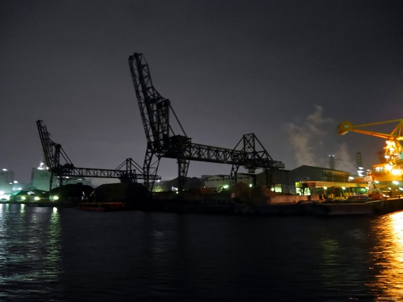 狭い運河に入り込み、動物の鳴き声のような工場の音や野性味あふれる臭いが体感できることから「ジャングルクルーズ」とネーミングされました（2017年6月1日撮影）