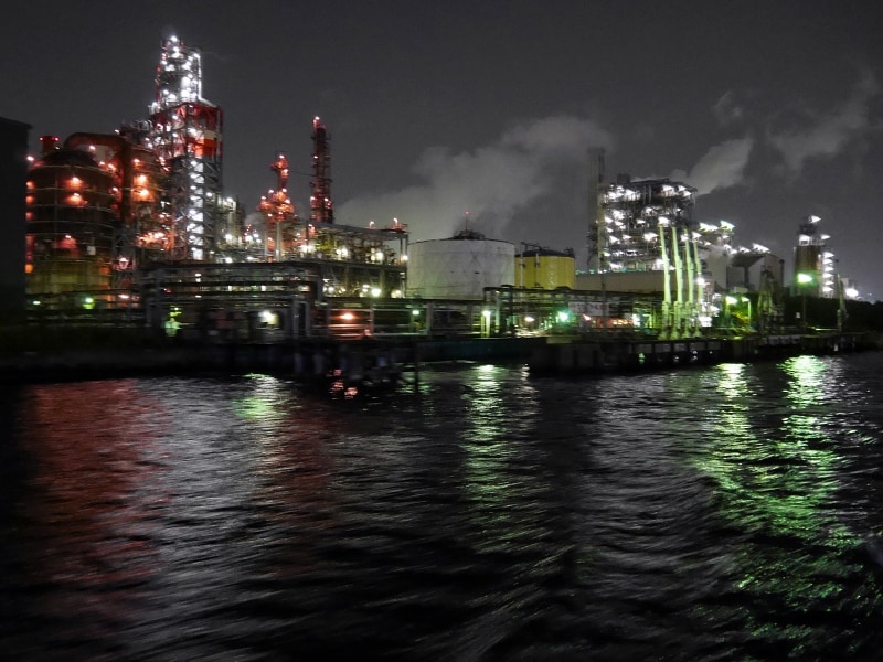 クルーズ開始から約50分後に現れる東亜石油製油所は人気スポットのひとつ（2017年6月1日撮影）