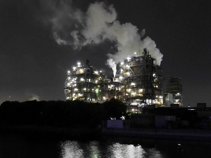 もうひとつの人気スポット「昭和電工（扇町）」。暗闇に浮かび上がる要塞のよう（2017年6月1日撮影）