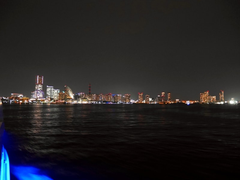 船上からパノラミックに広がる、みなとみらい21地区の夜景。工場夜景とはまったく違うイメージですね（2017年6月1日撮影）