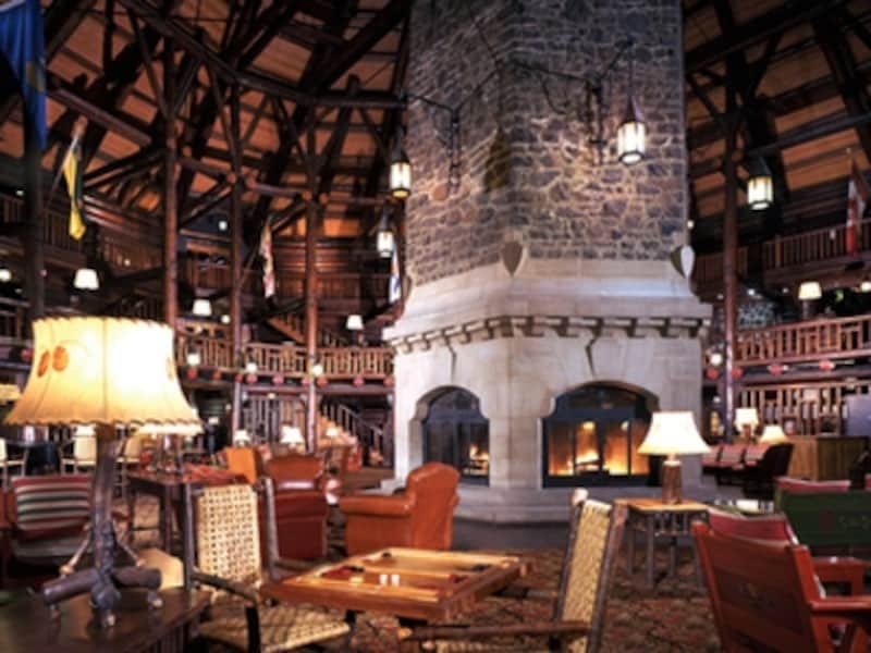 ロビーの中心には大きな暖炉。巨大な丸太で組まれた風景は圧巻！ (C) Faimont Hotels and Resorts