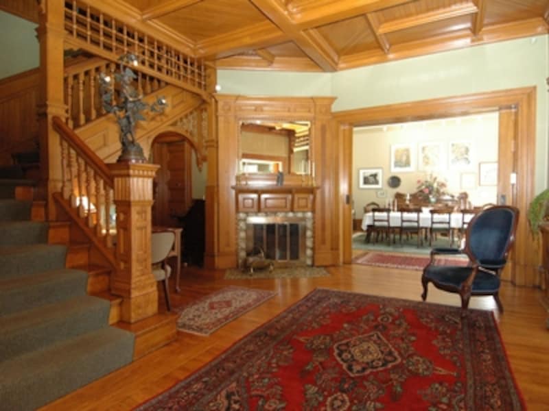 開拓時代の歴史を感じさせるコロニアル様式のインテリア (C) Hillhurst Inn