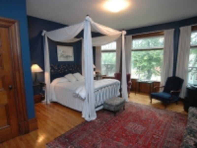 天蓋付きのベッドで寝る経験って、あまりできないのでは？ (C) Hillhurst Inn