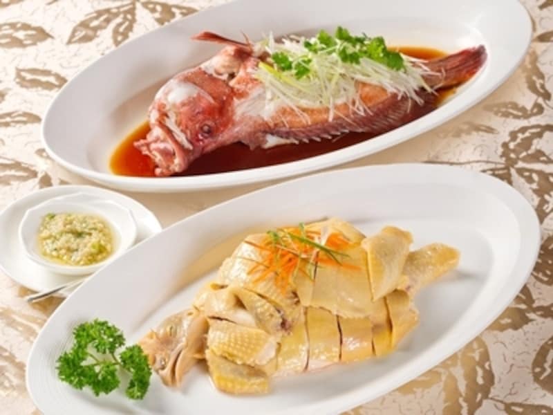 海南チキン（手前）と高級魚ガルーパ（奥） (c) Altira Macau