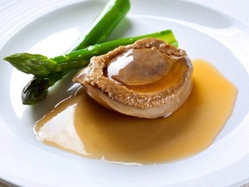 高級食材をふんだんに使ったメニューの数々 (c) Altira Macau