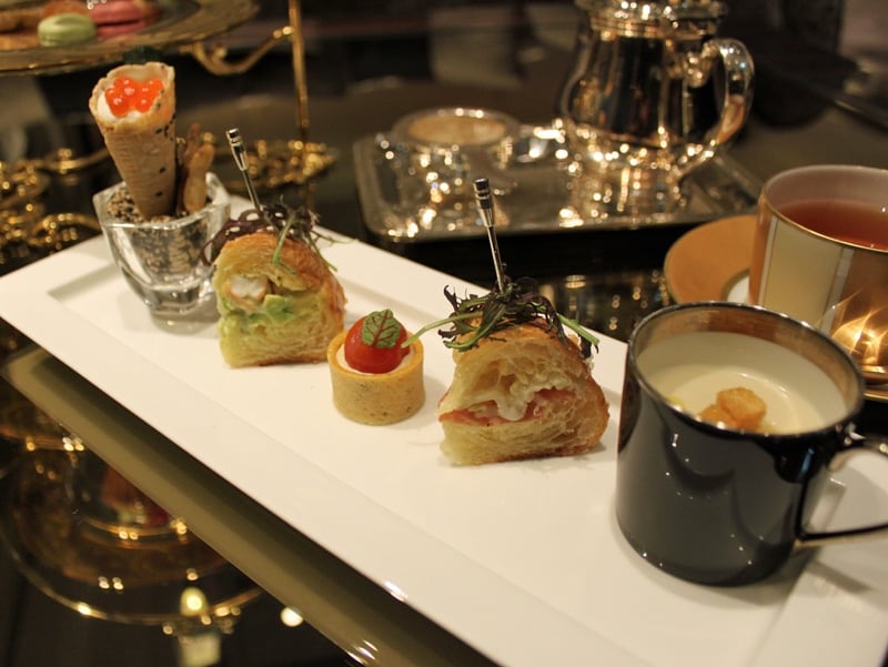 クロワッサンのサンドウィッチや暖かいスープなど、フレンチレストランの厨房で作られます