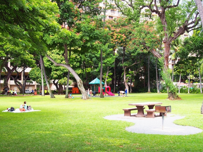 ヒルトンに隣接するデューク・カハナモク・パーク。ビーチ遊びの休憩にピッタリな公園