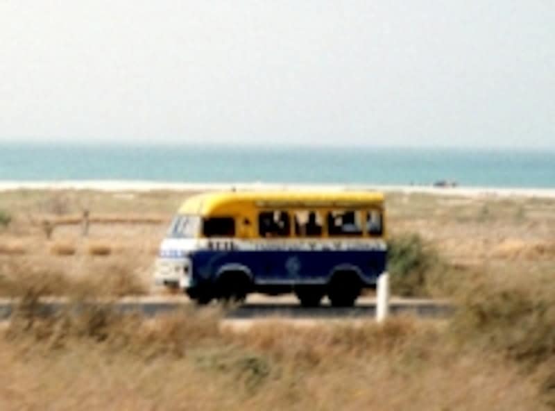 海沿いを疾走する乗り合いバス「カールラピッド」。ダカールの重要な庶民の足