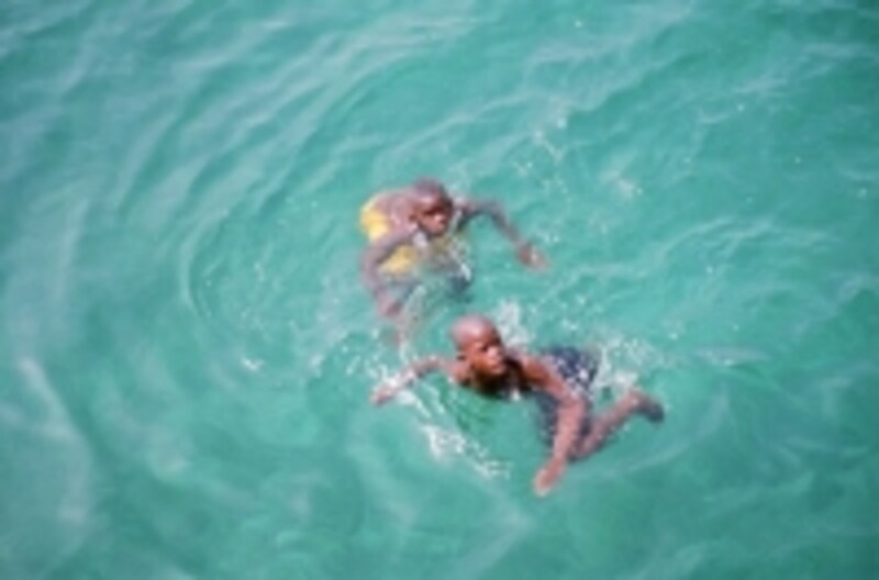 ビーチには地元の子供たちも