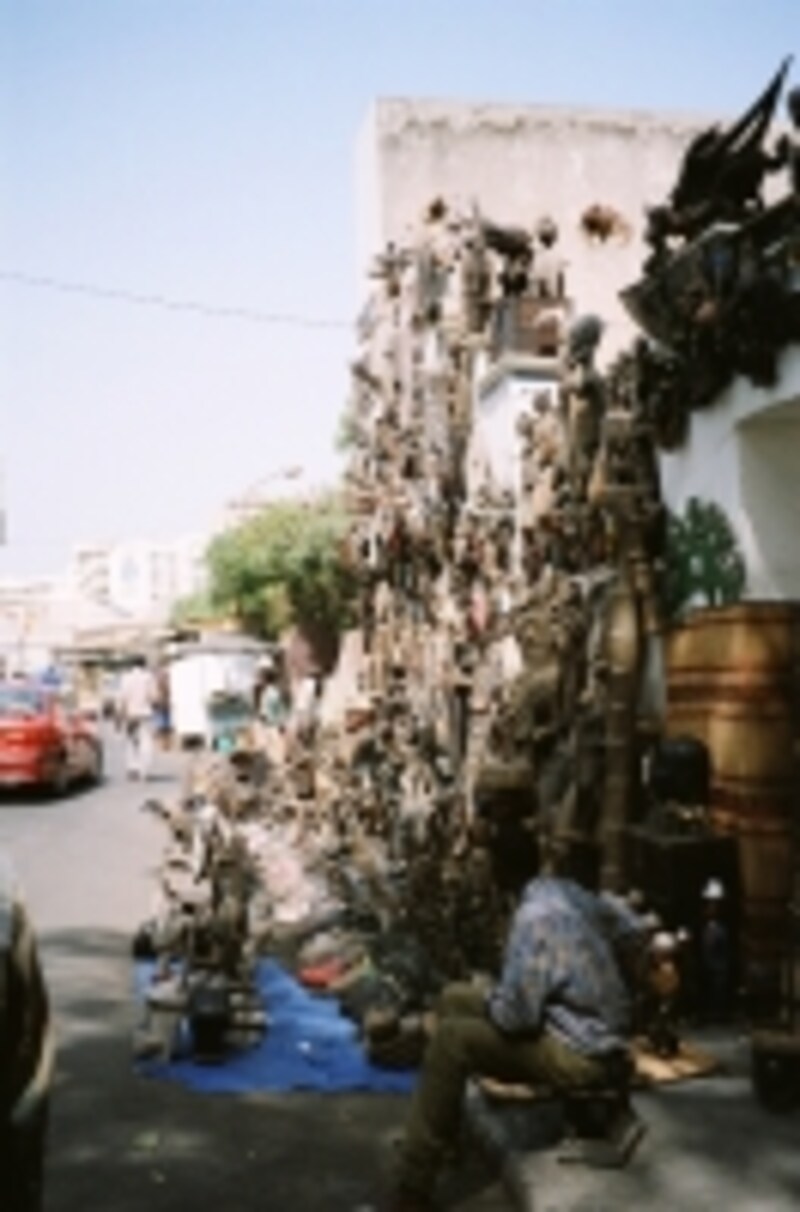 木彫りのお土産を売る露天商