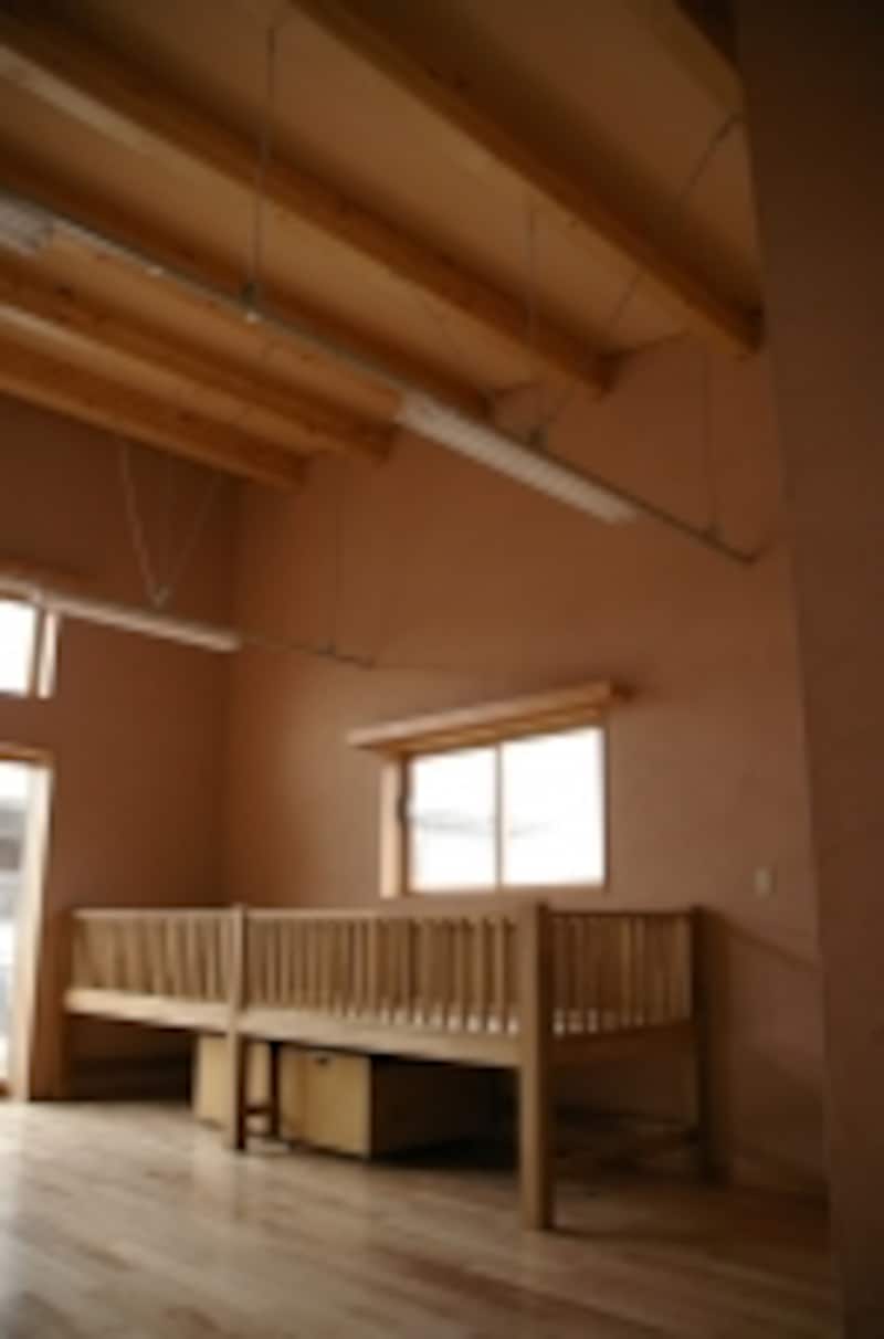 天井を高くとった保育園の例。空間の感性が磨かれることを願って。