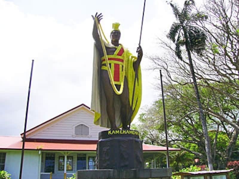 こちらはカメハメハ大王の生誕地、ハワイ島カパアウに立つ像。実はこちらがオリジナル(1体目)