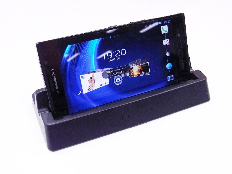 スタンドでも充電できる(microUSB接続)