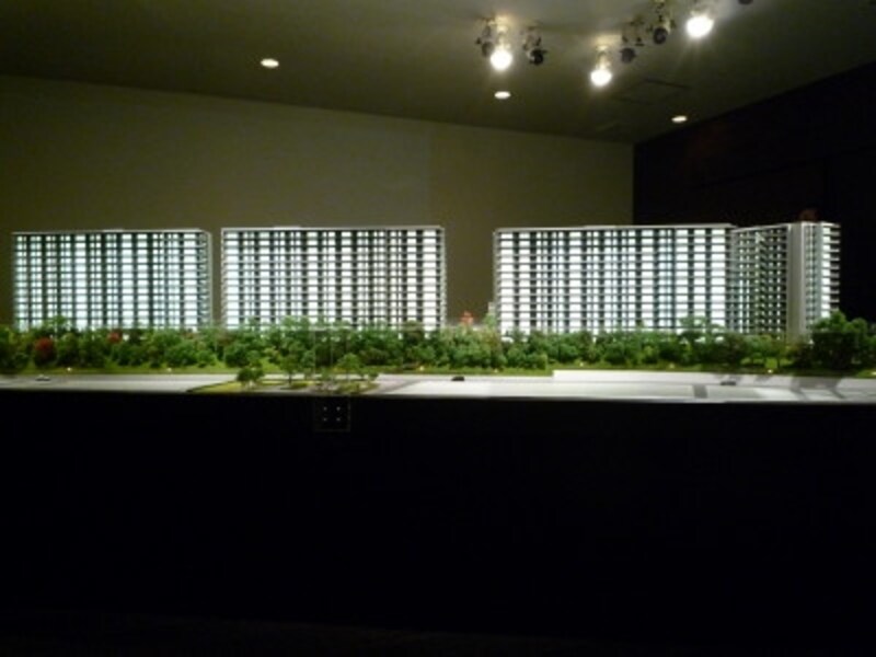 模型では敷地の西側いっぱいに広がる保存樹林の様子も再現されている