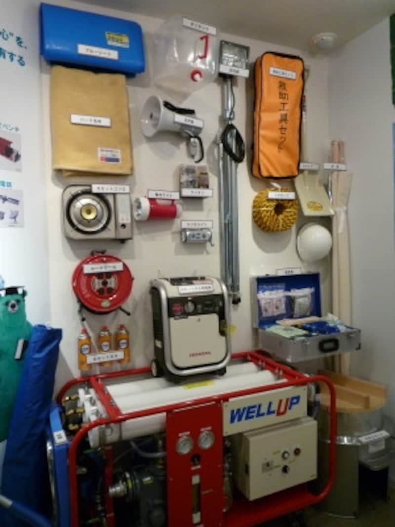 敷地や建物内に設置される防災用具も展示。防災訓練などもコミュニティづくりには欠かせないプログラムだ