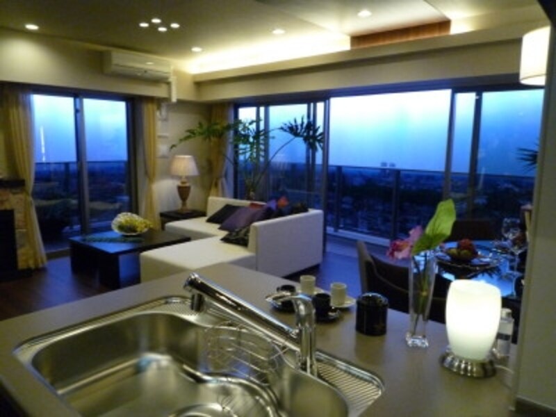 モデルルームでは高台に立地する物件ならではの眺望も再現されている