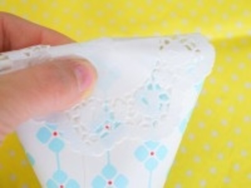 コップを押さえる