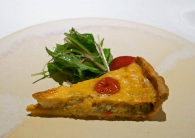 松葉ガニとユリ根のキッシュundefinedからし菜と紅心大根のサラダ