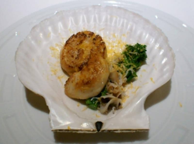 北海道殻付き帆立貝のポワレ、菜の花と金柑のマリネ