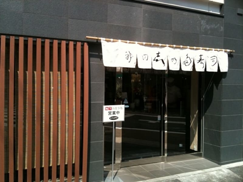 地下のイートインコーナーは11時から14時30分まで営業