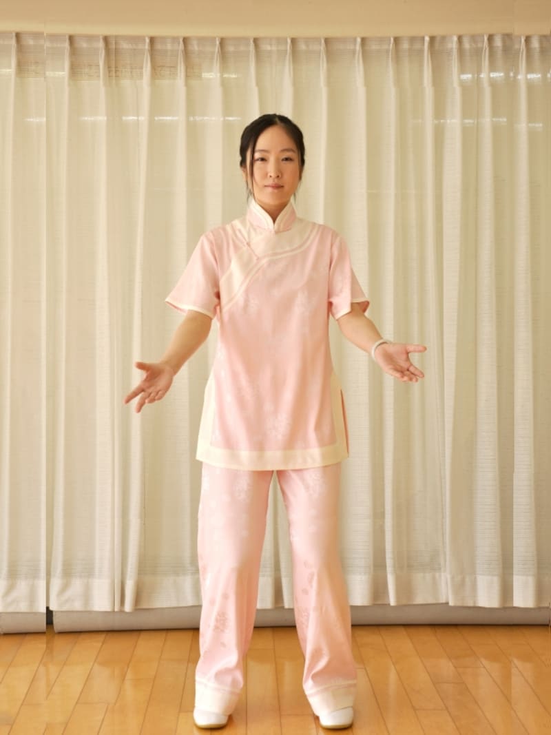 ２．両手を持ち上げる