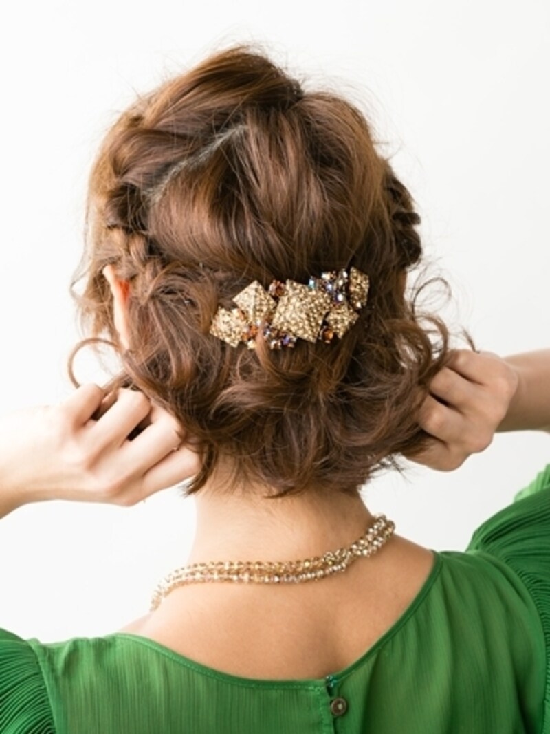 毛先にワックスをもみ込む