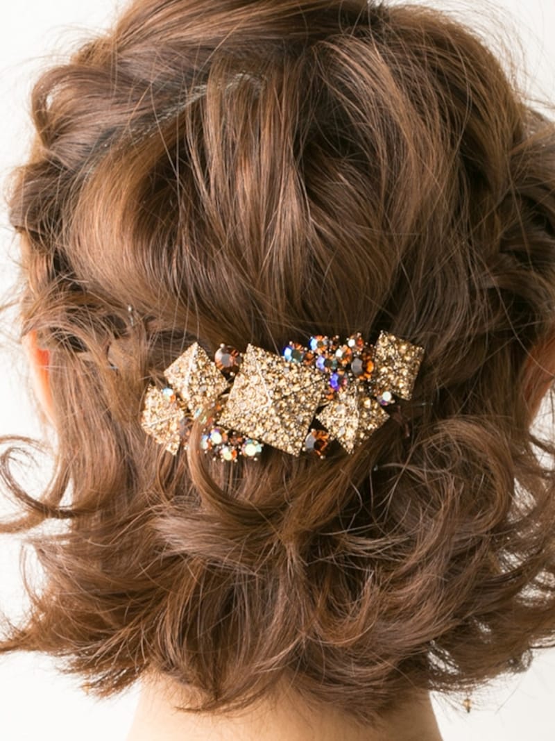 編みこみの毛先をバレッタで固定