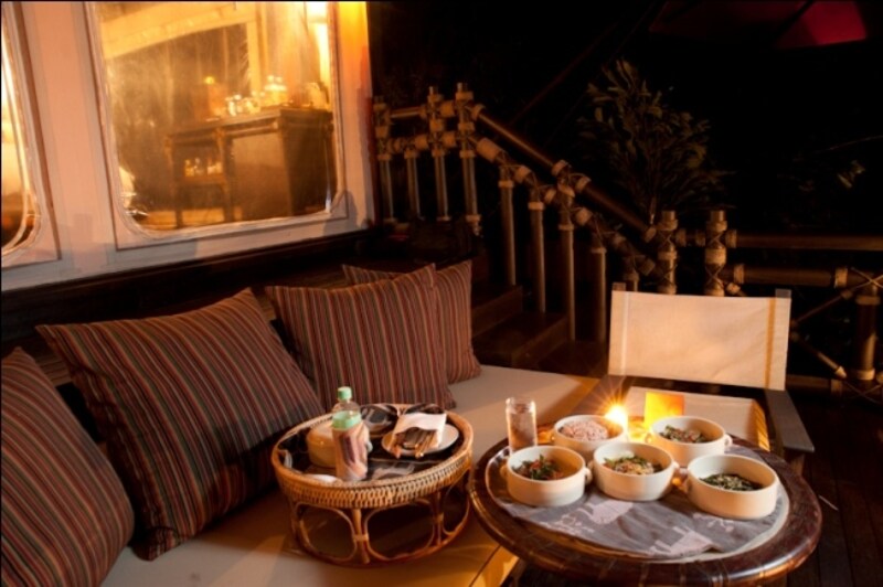 お部屋のデッキでプライベートディナーはいかが? 満点の星空の下、シェフお勧めのコースディナーを リクエストすることができます