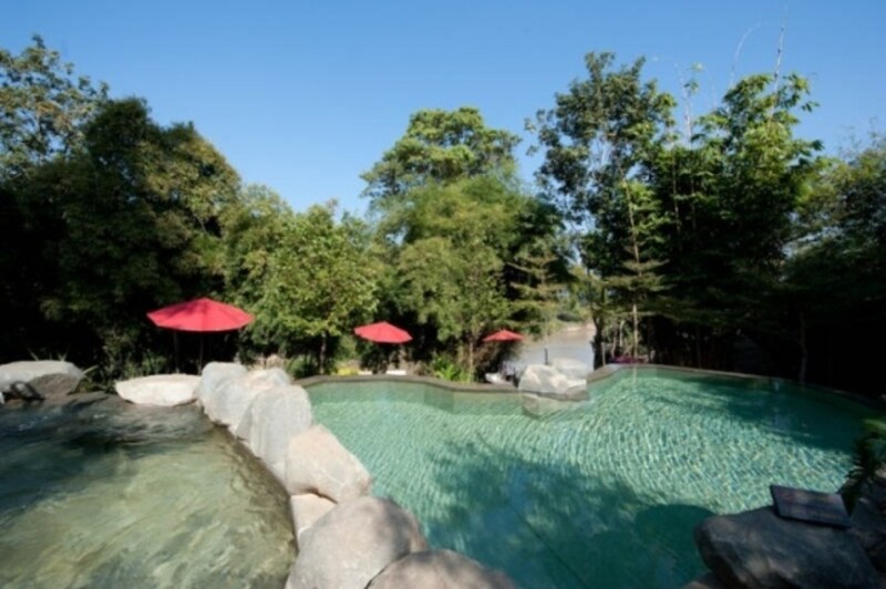 暑い時期はもちろん泳げますが、涼しい時期でも、プールサイドで寛ぐ、という楽しみ方がリゾート通