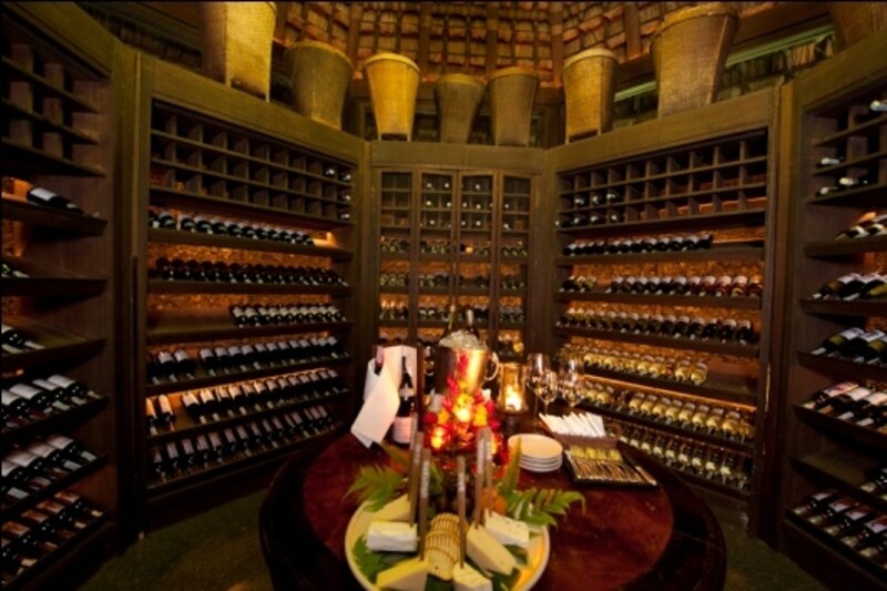 タイ産ワインを始め、各国ワインを取り揃えた ワインセラー。テイスティングコーナーもあります