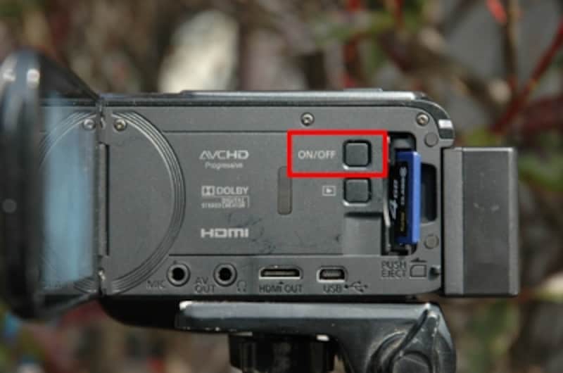 本体にも電源のON/OFFスイッチがある。そにれしても、ボタン類が少なく、スッキリとしたボディ