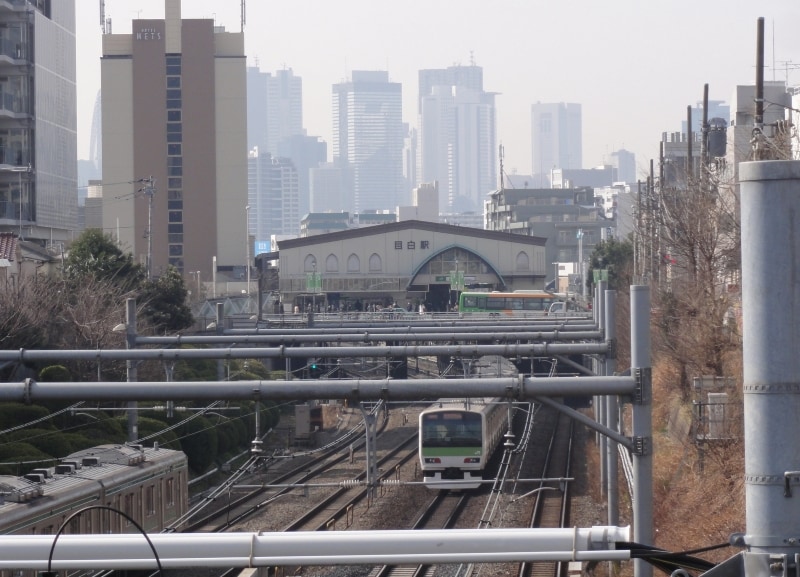見えている山手線は内回り。目白駅のホームに吸い込まれていく。