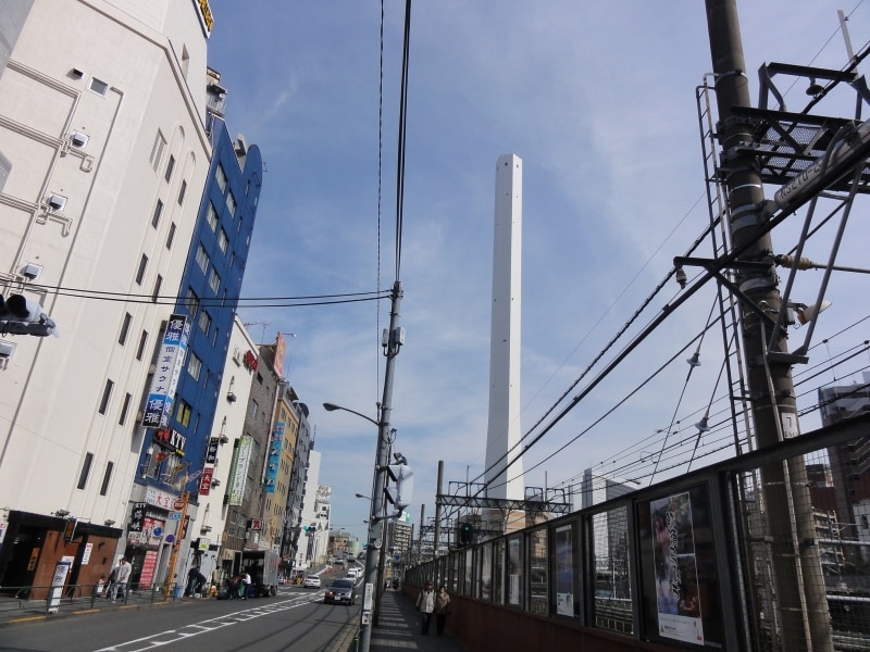 この塔をめざしてすすむと山手線とうまく遭遇する