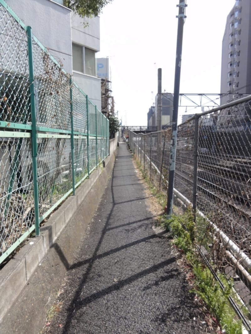 大塚駅まではもうすぐ。こんな細い道が続く。