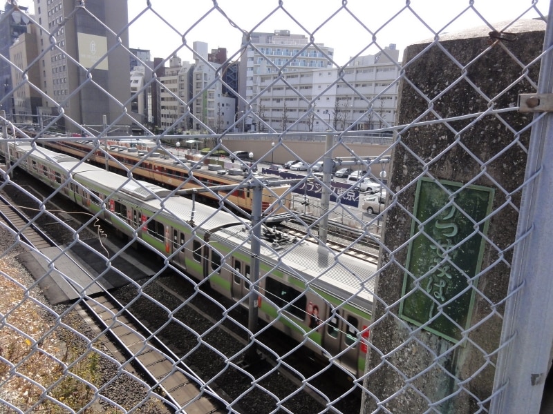 この橋から大塚駅のホームが見える