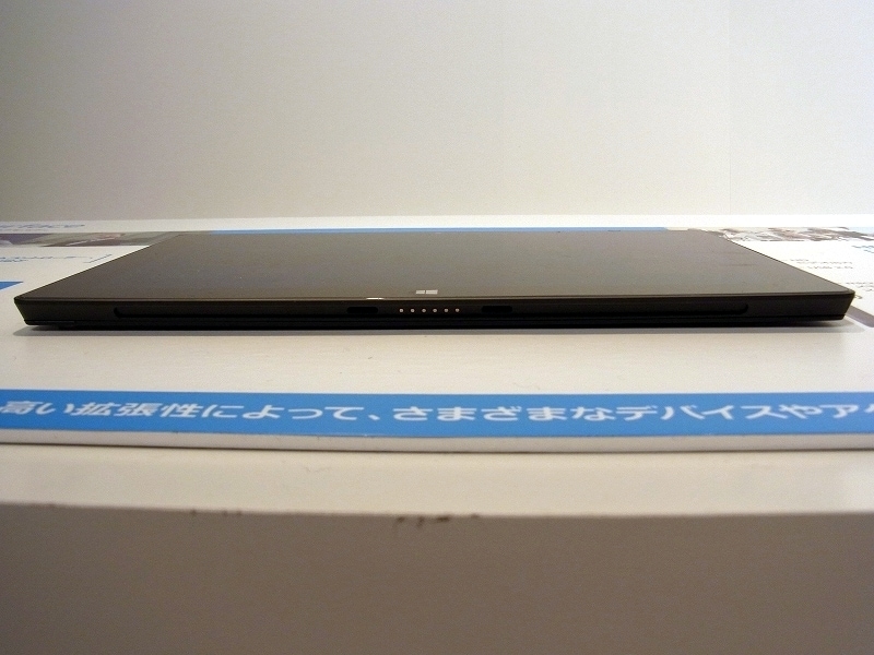 低面には、電源ポートを備える