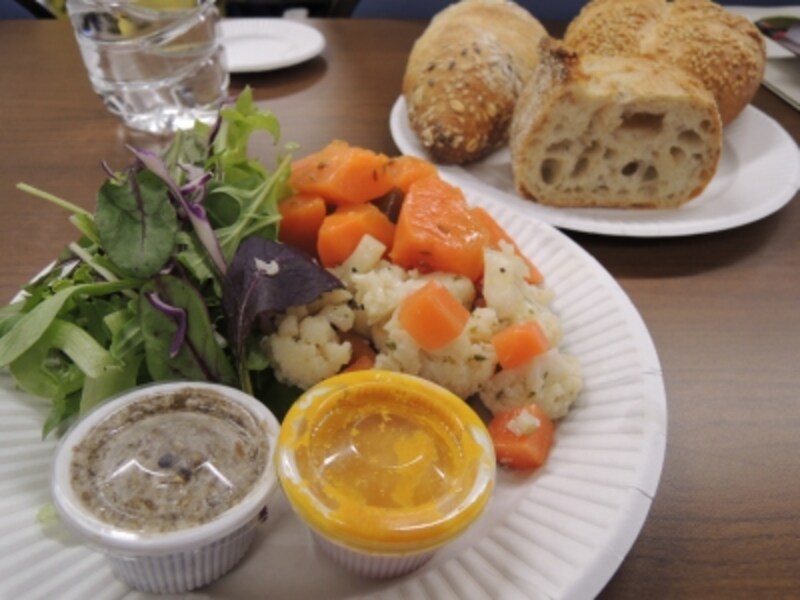 昼食一皿めはサラダ