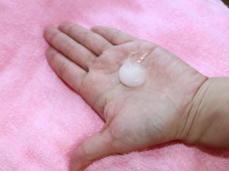 手のひらに適量クリームをのせます