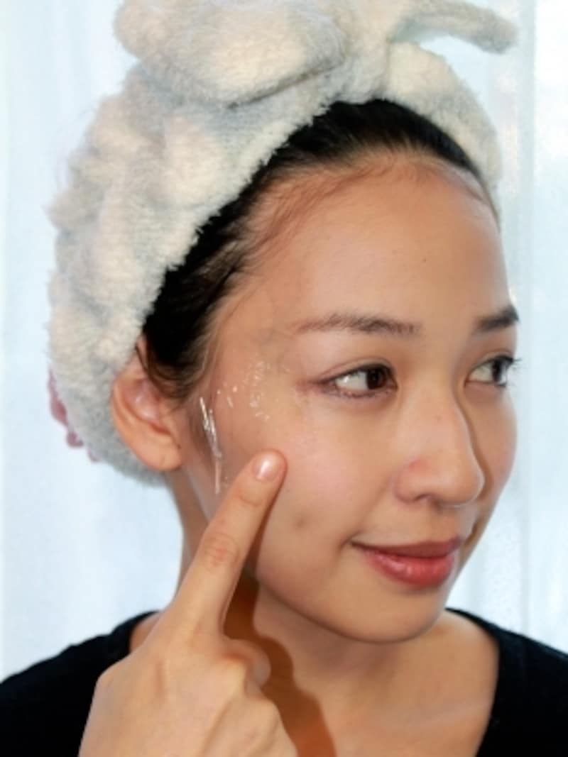 クリーム塗布後、目尻にラップが効果的