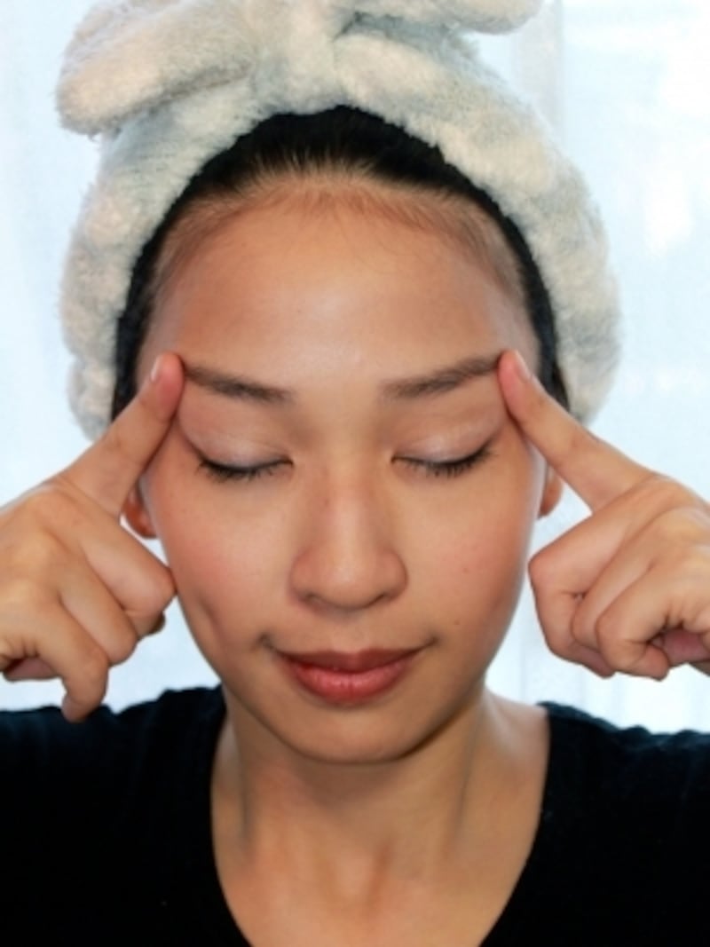 瞬きを10回行います