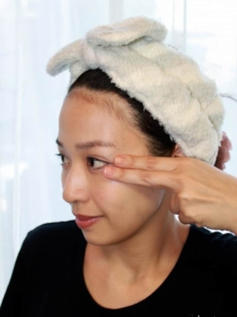 目尻のシワをチョキの開きで伸ばします