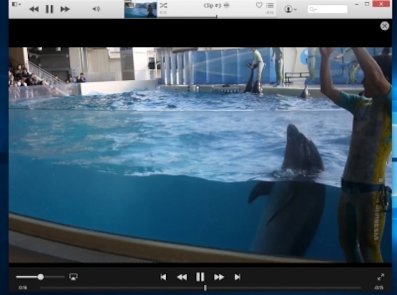 iTunesのウィンドウの大きさに合わせて動画が表示されます。画面左上と下に操作ボタンが表示されますが、どちらからでも操作できます