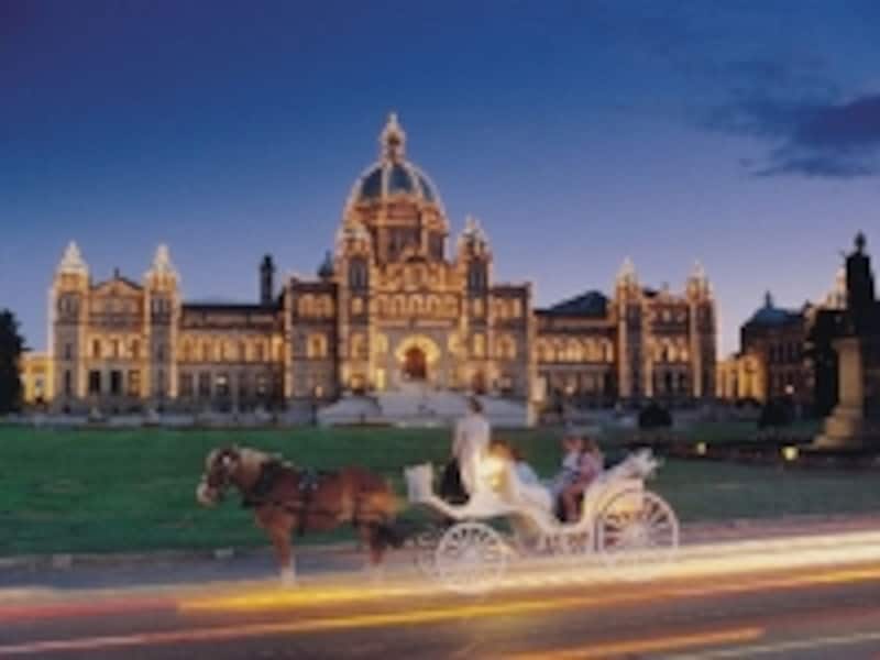 夜にはライトアップされる州議事堂。宿泊しないと見ることのできないひとコマ (C) Tourism Victoria