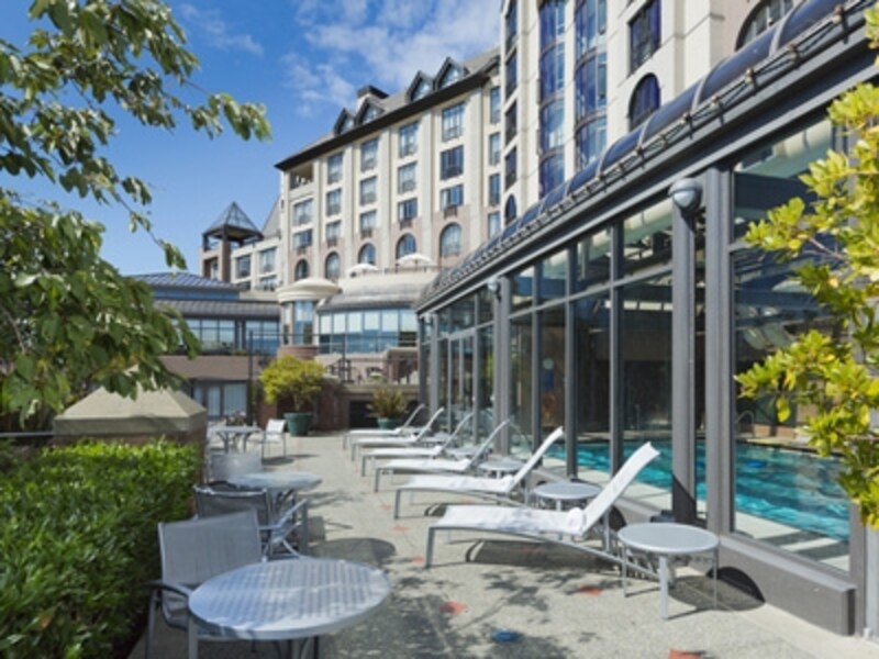 インナーハーバーに面したテラスは、このホテルならではのくつろぎの空間 (C) Delta Hotesl and Resorts