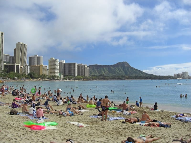 カハロア&ウルコウ・ビーチの始まり、ロイヤル・ハワイアン前。急にビーチが込み始める