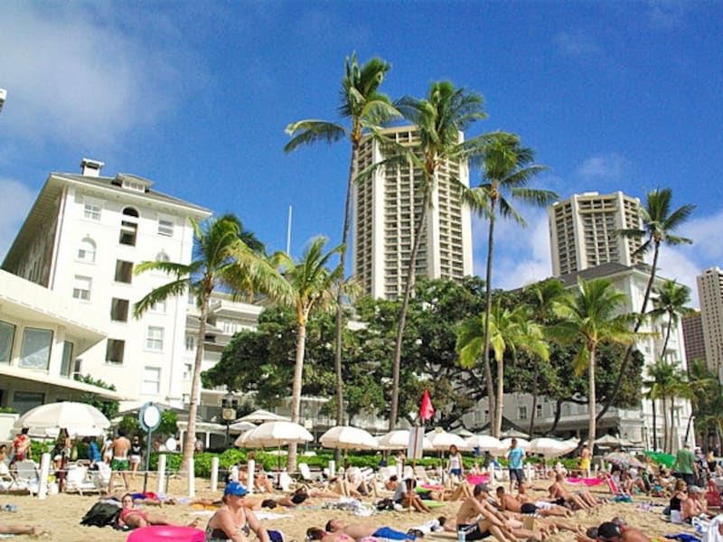 砂浜が狭いモアナ・サーフライダー・ウェスティン・リゾート&スパ前のビーチ。そのためか意外に日本人率が低い